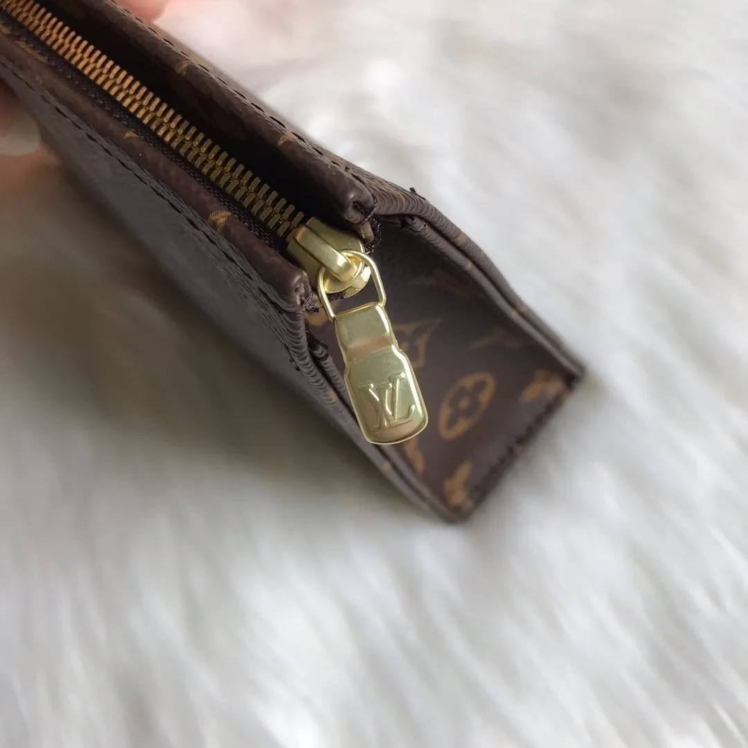 TOILETRY POUCH 19