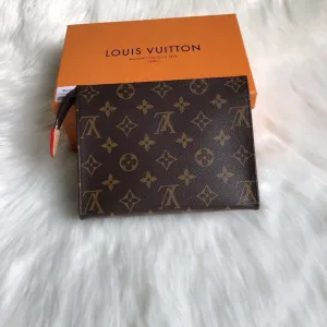TOILETRY POUCH 19