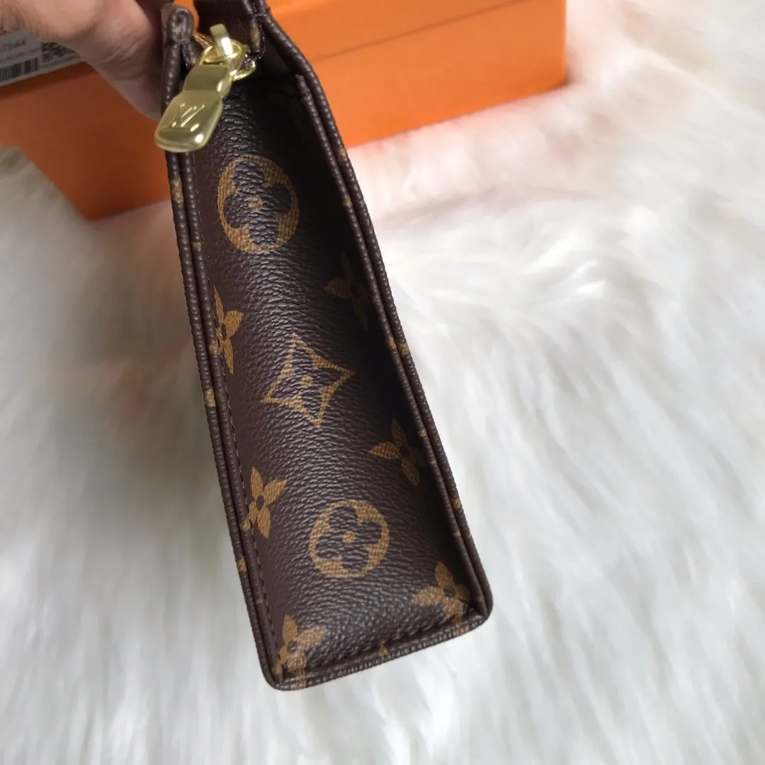 TOILETRY POUCH 19